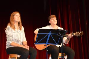 Glej lušno je pr' nas s plesalci in pevci z različnih koncev 3